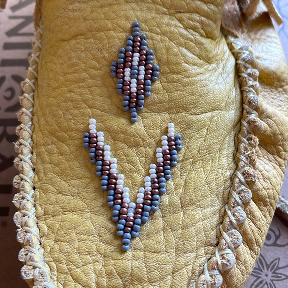 Manitoba Mukluk Mid Gatherer in tan leather with beading, size 10 women. - Picture 8 of 14